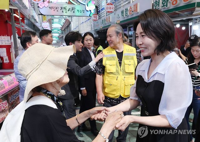 김혜경 여사, 전통시장에서 시민과 인사
