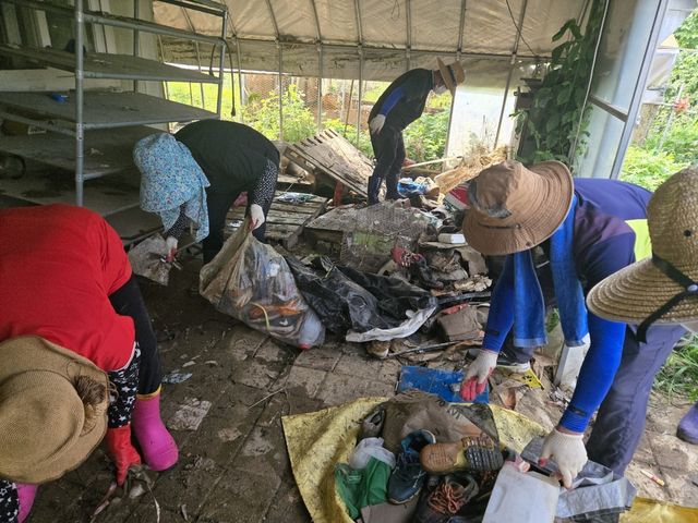 서천특화시장 상인들, 홍성서 수해복구