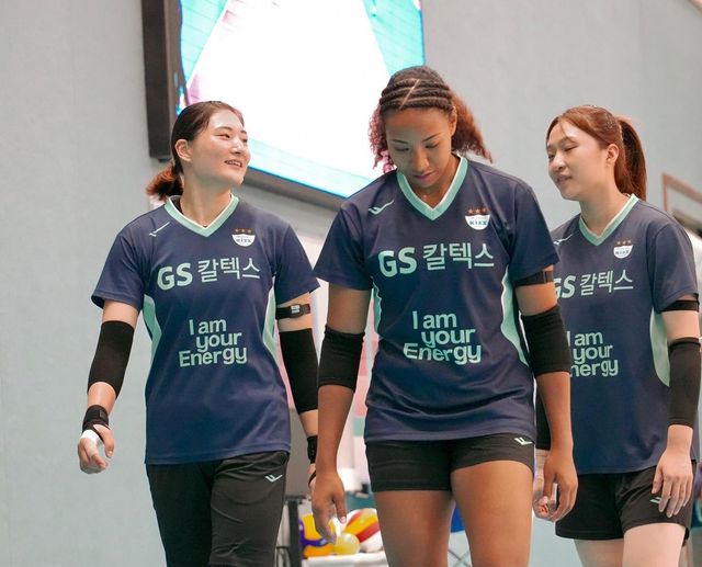 GS칼텍스에 아시아쿼터로 합류한 레이나 도코쿠(중앙)