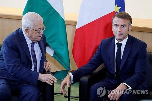 마무드 아바스 팔 자치정부 수반과 마크롱 대통령