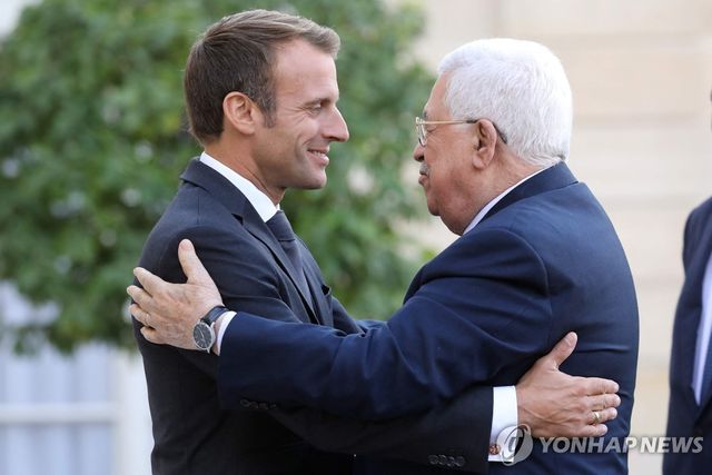 2018년 9월 파리에서 에마뉘엘 마크롱 프랑스 대통령(왼쪽) 끌어안는 마무드 아바스 팔레스타인 자치정부 수반