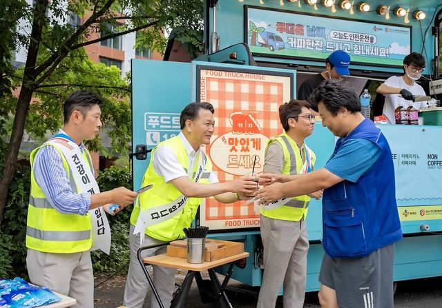 CJ대한통운, 택배기사에 '쿨토시·패치' 등 여름나기 용품 전달