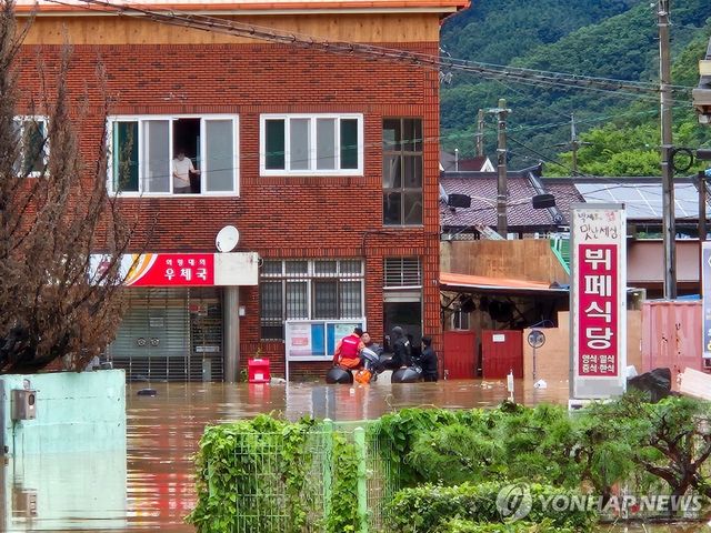 침수로 고립된 의령 주민 구조하는 소방대원들