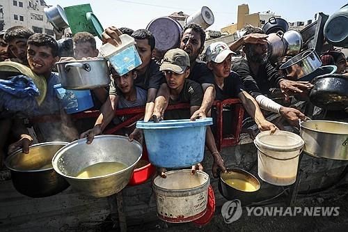 가자시티에서 식량 배급을 기다리는 주민들 