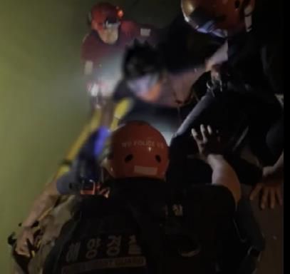 고립자 구조하는 해양경찰