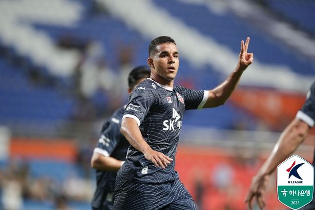 골세리머니를 펼치는 제주SK FC의 유리 조나탄 