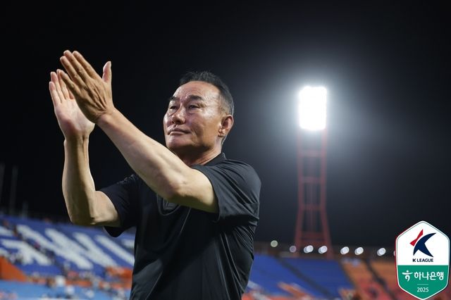 제주SK FC의 김학범 감독