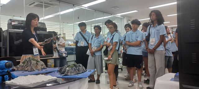 독도 모형 제작한 대형 3D프린터 설명 듣는 차세대동포들