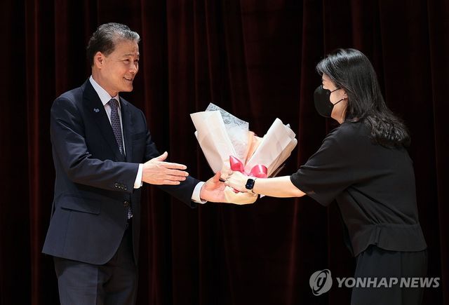 꽃다발 받는 김영호 장관