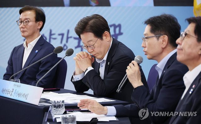 지방시대위원장 발언 듣는 이재명 대통령