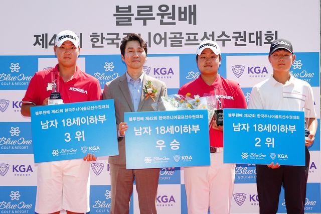 유민혁(오른쪽에서 두 번째)과 김로건(오른쪽).