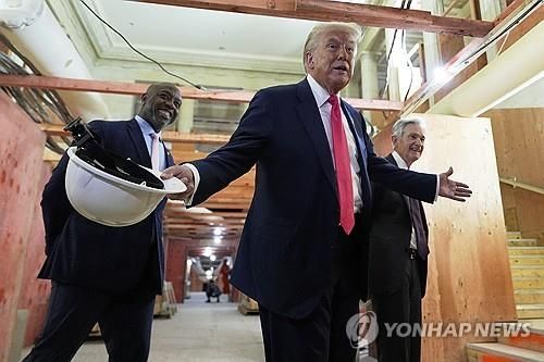 트럼프 미국 대통령(가운데)