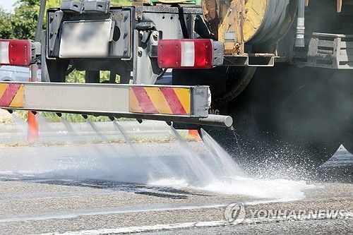 무더위 식히는 살수차