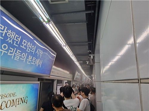 서울역 지나던 전동차서 연기 신고로 승객 하차…유증기 추정