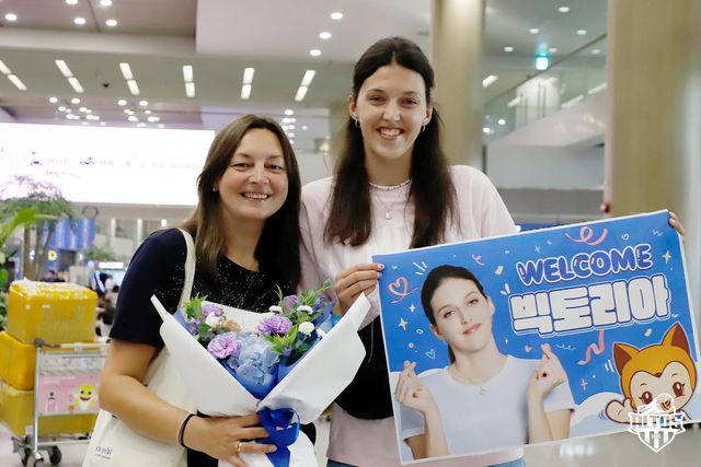 어머니와 함께 사진 촬영한 기업은행의 빅토리아(오른쪽)