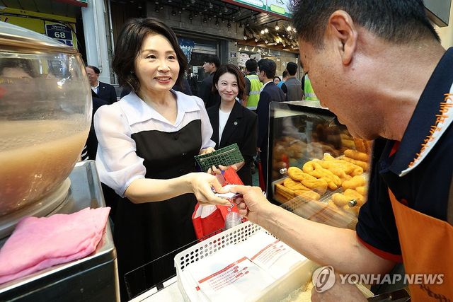 민생회복 소비쿠폰 이용해 꽈배기 구매하는 김혜경 여사