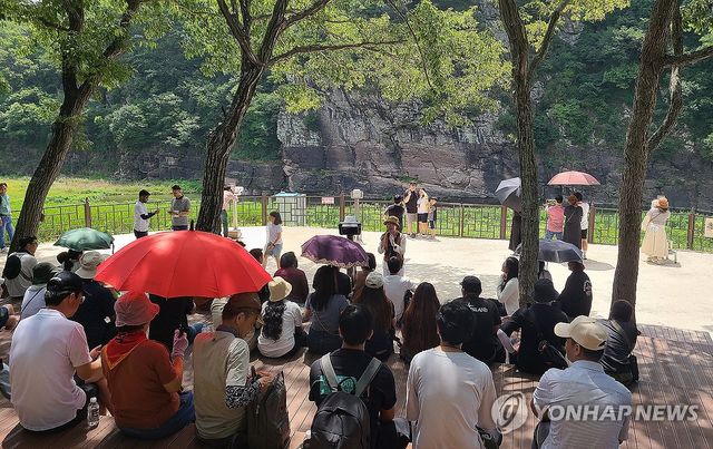 방문객으로 북적이는 반구대 암각화