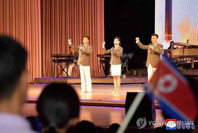 북한, 전승 72주년 경축 청년예술선전대 공연