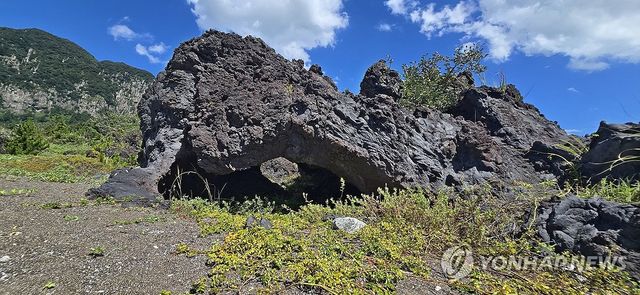 구멍 뚫린 황우치 해변 아아용암