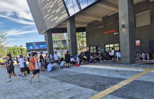 류현진-김광현 선발 맞대결 경기 보기 위해 줄 선 야구팬들