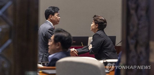 송언석과 윤희숙의 악수