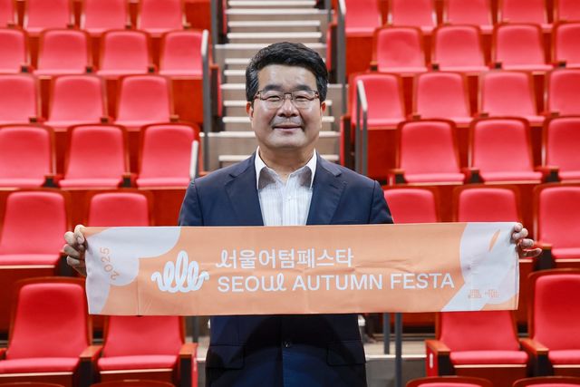 서울어텀페스타 굿즈 펼쳐보이는 송형종 대표이사