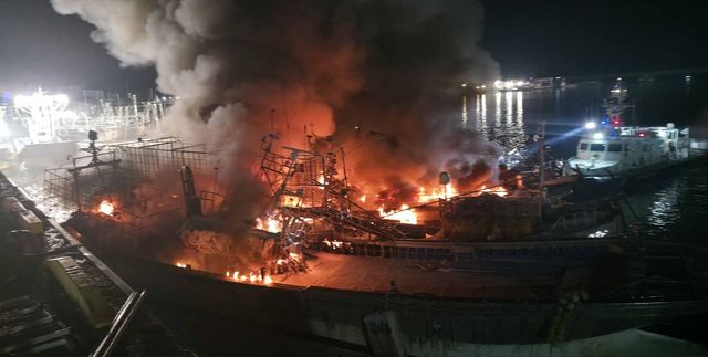 태안 신진항 정박 어선서 큰불