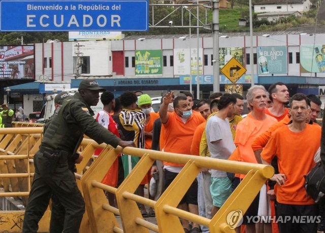 26일(현지시간) 에콰도르에 수감돼 있다가 모국으로 추방되는 콜롬비아 주민들