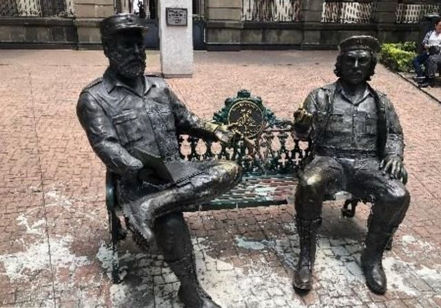 멕시코시티에 설치돼 있던 체 게바라·피델 카스트로 동상 조형물