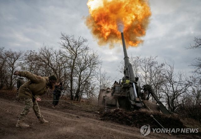 전장에서 자주포 발사하는 우크라군
