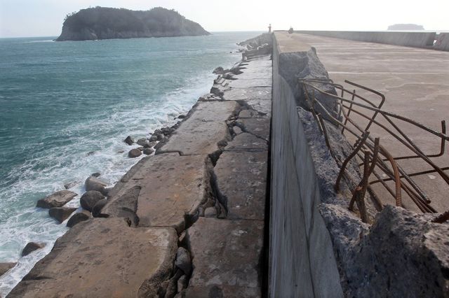 2002년 태풍 볼라벤으로 TTP 2천300여개 유실된 서귀포항