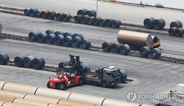 평택항에 쌓여 있는 철강 제품