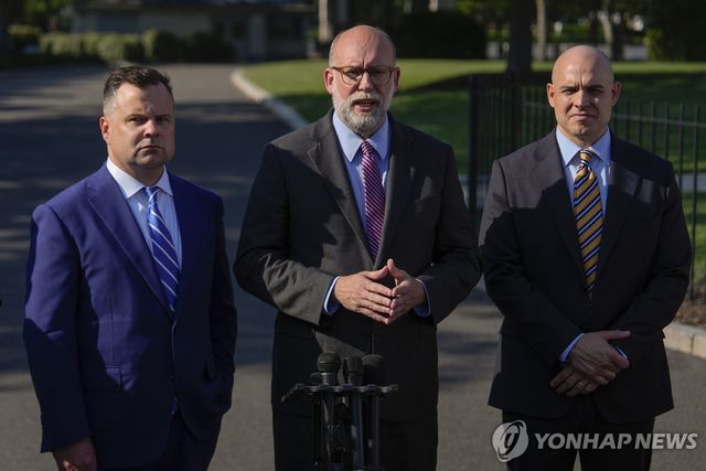 빌 펄티 연방주택금융청 청장(좌측 첫 번째)