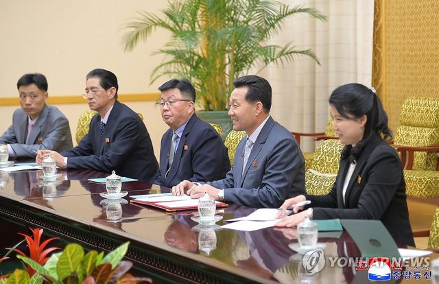 북한 박인철 의장, 러시아 의원단 단장과 담화