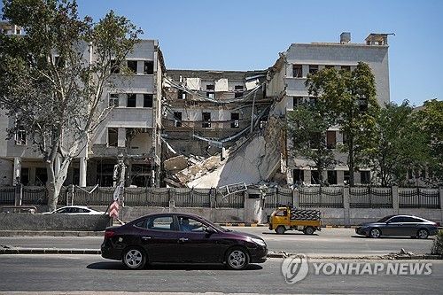 이스라엘 공격으로 부서진 시리아 국방부 건물