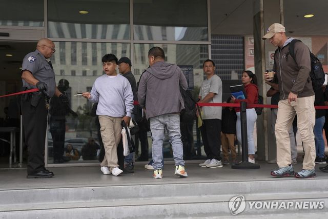 미 이민국 앞에 줄선 사람들