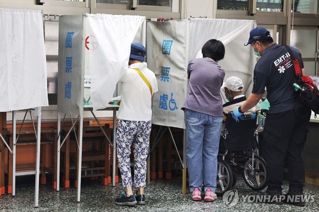 대만 야당 의원 24명 소환 투표에 참가한 유권자들