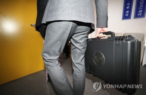 디지털포렌식 장비를 든 경찰 관계자 [연합뉴스 자료사진]