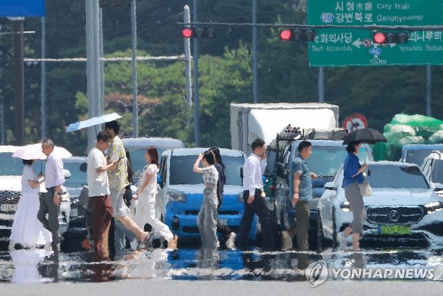 계속되는 폭염, 아지랑이 피어오르는 도로