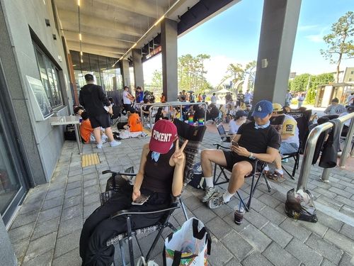 류현진-김광현 맞대결 경기 보기 위해 밤샌 야구팬들