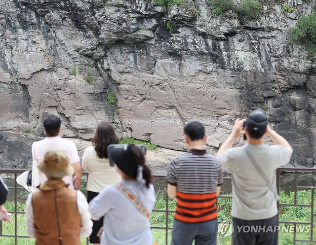 반구대 암각화 보러 온 관람객들