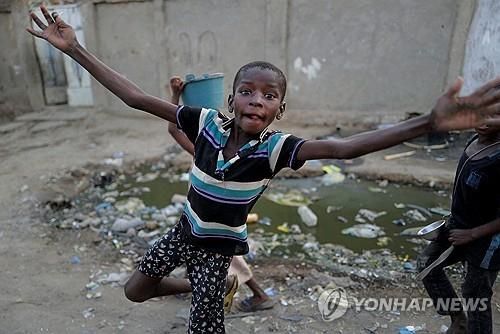 차드 수도 은자메나 빈민가의 어린이