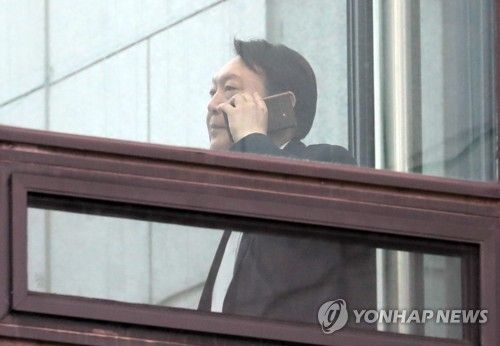 윤석열 전 대통령이 검찰총장이던 2019년 서초동 대검찰청에서 전화통화를 하는 모습 [연합뉴스 자료사진]