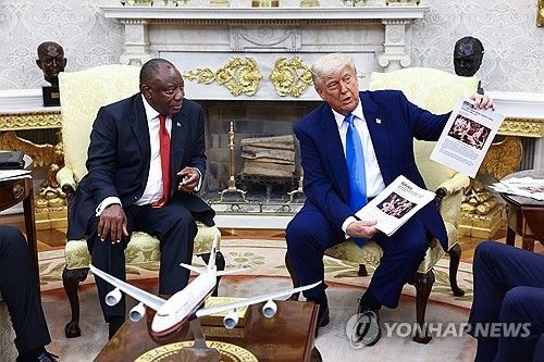 라마포사 남아공 대통령에게 남아공에서 백인 학살이 자행됐다고 주장하는 트럼프 