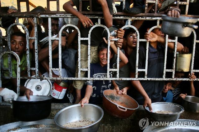 가자지구 급식소에서 배급을 기다리는 어린이들