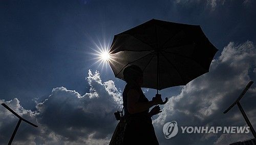 23일 동대구역 광장에서 한 시민이 양산을 쓰고 이동하고 있다. [연합뉴스 자료사진] 