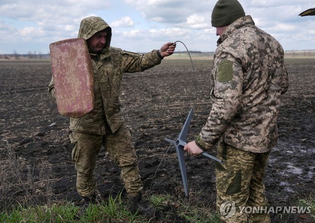 전장에 스타링크 인터넷 단말기 설치하는 우크라군