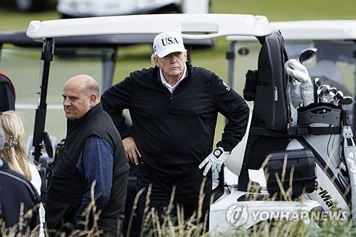 26일(현지시간) 턴베리 골프장 나타난 트럼프