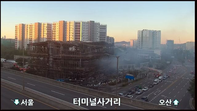 27일 오전 5시 30분께 연기가 잦아든 화재 현장