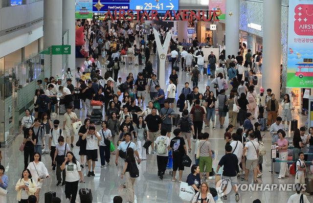 지난 23일 휴가철 여행객으로 북적이는 인천공항